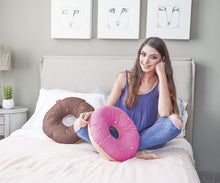 Cargar imagen en el visor de la galería, Cojín decorativo bordado Dona Rosa