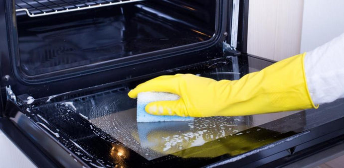 El mejor truco para limpiar el cristal del horno